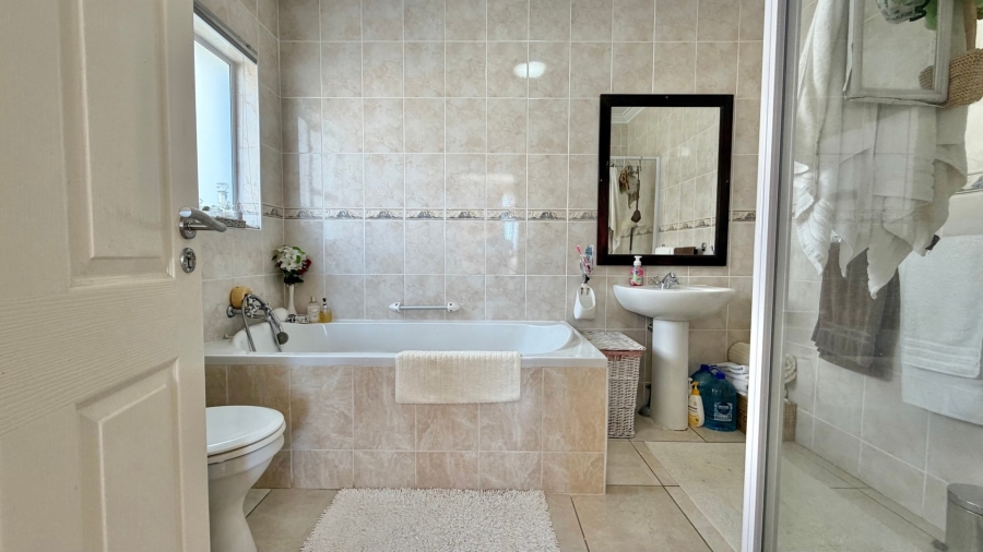 5 Bedroom Property for Sale in Mountainside Western Cape